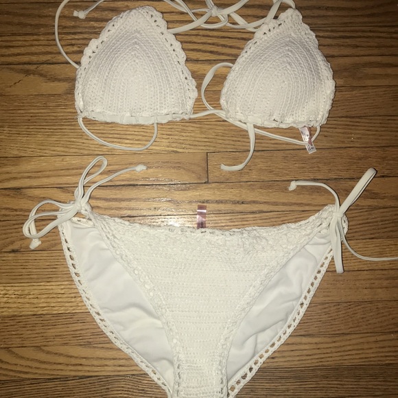 Pure white crocheted bikini. From Arden’s paid 35.00$. Small top, medium bottom - Picture 4 of 6